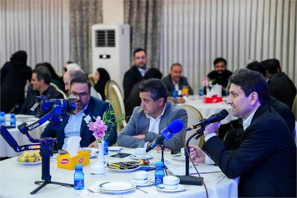نشست صمیمانه وزیر ارتباطات با اصحاب رسانه