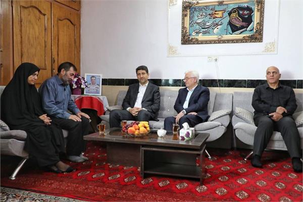 دیدار وزیر ارتباطات با خانواده شهید امیر بهادر مایوان