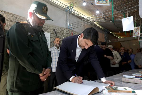 افتتاح نمایشگاه «دفاع همچنان باقی است» با حضور وزیر ارتباطات