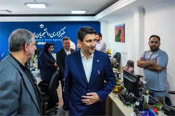 بازدید وزیر ارتباطات از خبرگزاری ایسنا به مناسبت روز خبرنگار