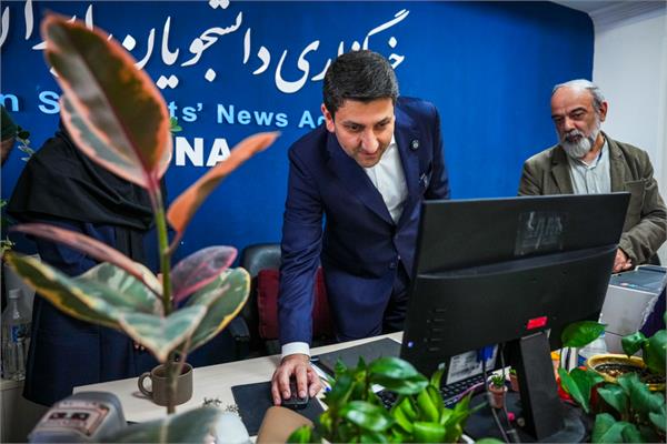 بازدید وزیر ارتباطات از خبرگزاری ایسنا به مناسبت روز خبرنگار