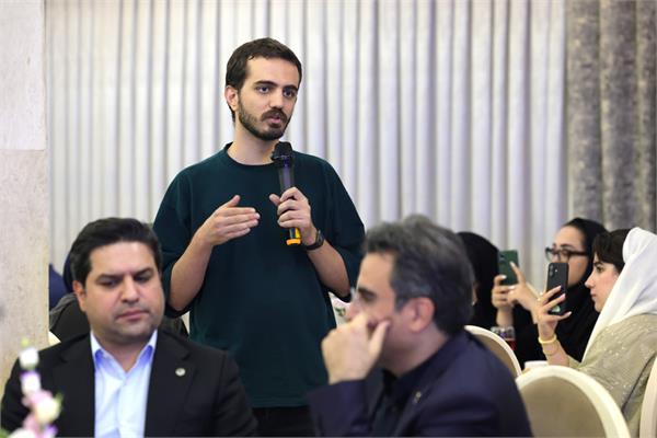 نشست صمیمانه وزیر ارتباطات با اصحاب رسانه